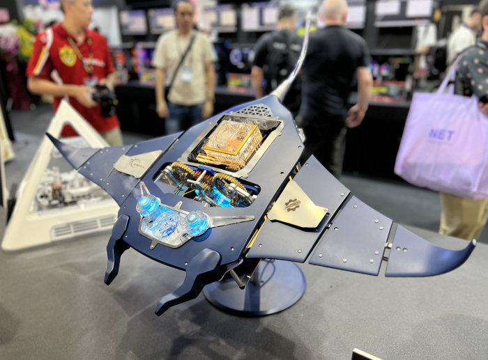 Ein Stachelrochen samt beweglichen Flügeln und PC-Innenleben. (Bild: Martin Böckmann)